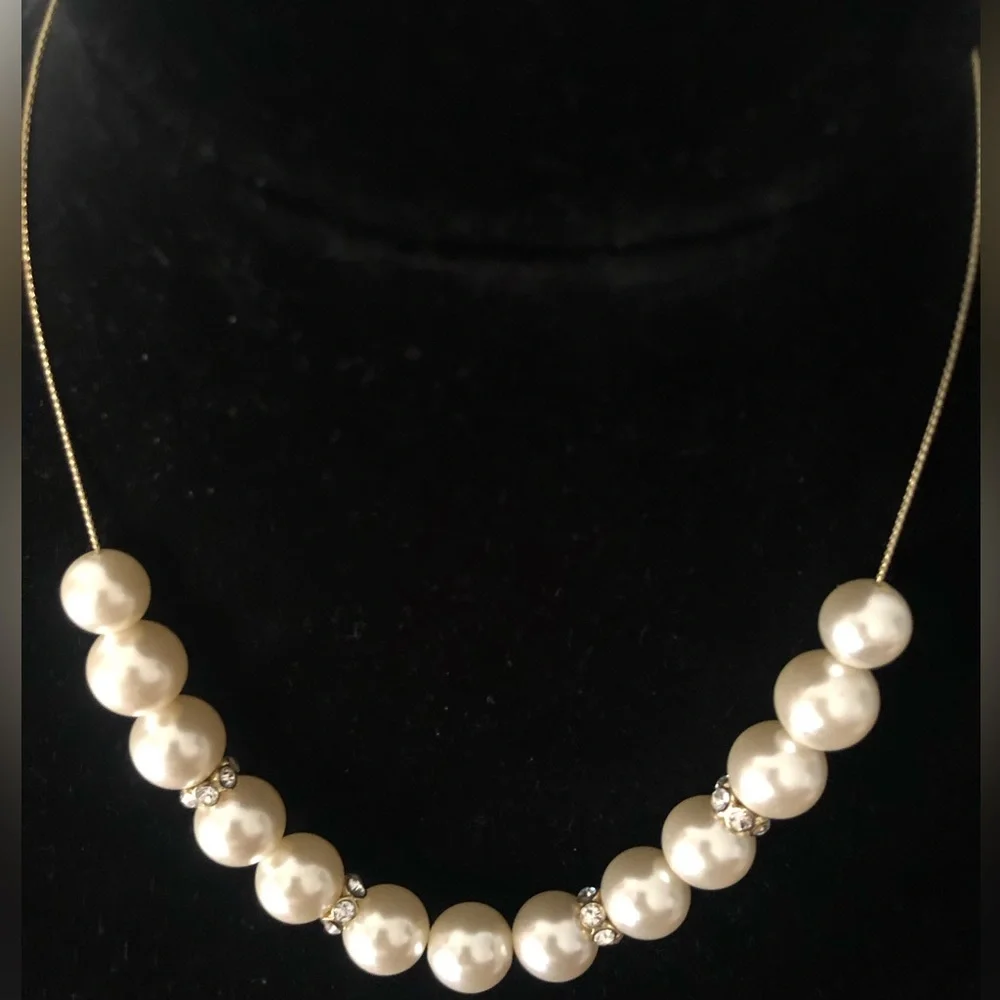 Faux Pearl fashion necklace gold tone chain . Jewellery - Picture 7 of 11